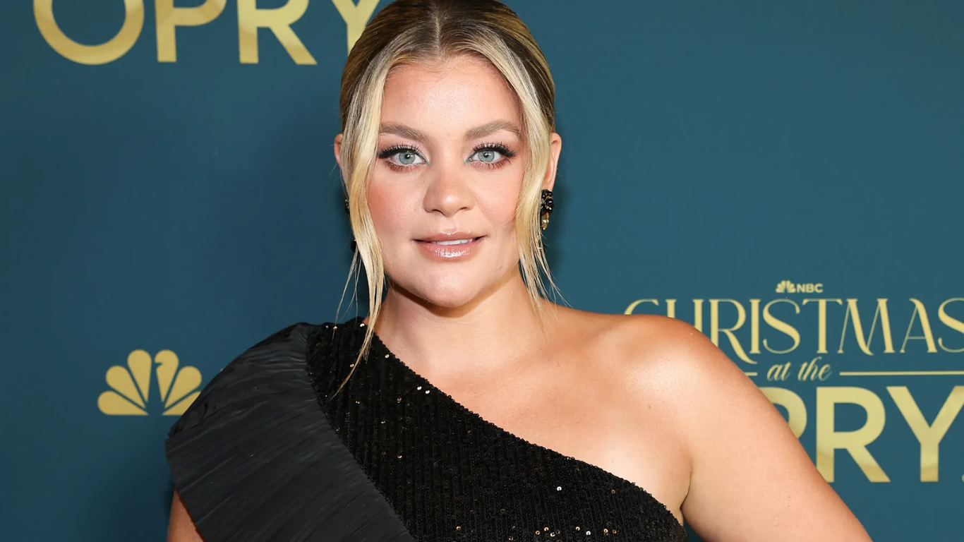 Lauren Alaina smiling on the red carpet at the ACM Awards.